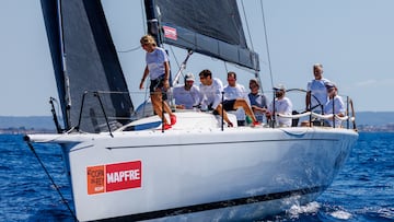 PALMA (MALLORCA), 28/07/2023.- Fotografía del rey Felipe VI (d) a bordo del "Aifos", barco de la Armada Española, este viernes, durante la Copa del Rey de Vela, en la clase Majórica ORC 1, en Palma de Mallorca. Mil quinientos regatistas de un centenar de equipos de 16 países competirán a partir del lunes y hasta el sábado 5 de agosto en ocho categorías, cuatro en tiempo compensado y cuatro en tiempo real, previstas en el calendario de regatas de la 41ª Copa del Rey Mapfre de vela que se celebrará en los pantalanes del Real Club Náutico de Palma a partir del lunes  y hasta el sábado 5 de agosto. EFE/ Nico Martínez Mapfre SOLO USO EDITORIAL SOLO DISPONIBLE PARA ILUSTRAR LA NOTICIA QUE ACOMPAÑA (CRÉDITO OBLIGATORIO)
