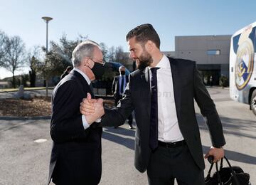 El presidente del Real Madrid, Florentino Pérez, despidiendo a Nacho antes de viajar a Bérgamo. 