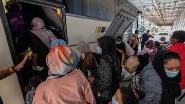 Newly-arrived migrants prepare to board a bus outside a municipal hall in the town of Agyia, on the island of Crete, Greece, July 13, 2025. REUTERS/Nicolas Economou