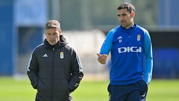 24/04/23 REAL OVIEDO ENTRENAMIENTO 
LUIS CARRION ENTRENADOR DEL REAL OVIEDO
CON DANI CALVO

 