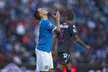 El episodio más recordado del fútbol mexicano en cuanto a este tipo de altercados sucedió en el Estadio Morelos. El argentino recibió a un aficionado que invadió la cancha a golpes.