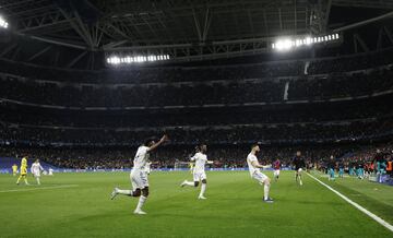 2-3. Karim Benzema celebra el segundo gol que marca en el minuto 6 de la prórroga.