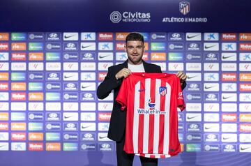 Javi Gal¨¢n, el primer fichaje del Atl¨¦tico 23-24, ha sido presentado este mi¨¦rcoles en el auditorio del C¨ªvitas Metropolitano. El lateral, de 28 a?os, entr¨® en la sala junto a Enrique Cerezo y estuvo acompa?ado tambi¨¦n por amigos, familiares y por el director deportivo, Andrea Berta, y el vicepresidente Antonio Alonso.