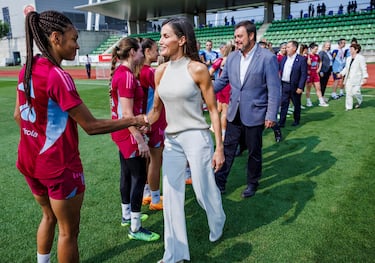 Doña Letizia ha saludado a todas las jugadoras en el terreno de entrenamiento. 