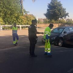 Se hunde una avenida y casi se traga un coche