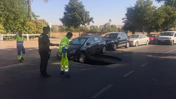 Se hunde una avenida y casi se traga un coche