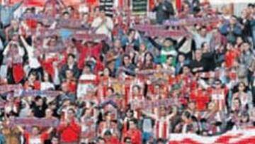 <b>EN MASA. </b>Cerca de 1.200 aficionados del Almería estarán mañana en el Bernabéu.