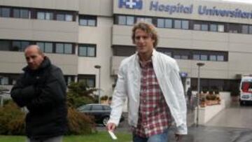 <b>APOYO. </b>Forlán y Pedro Pablo, delegado rojiblanco, y otros compañeros visitaron a Godín.