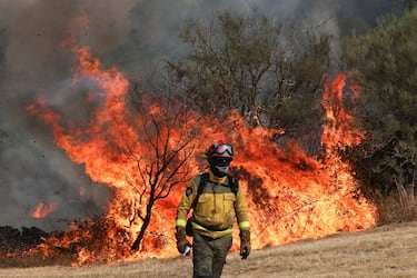 Un bombero cambia de posición durante las operaciones para combatir un incendio forestal en el pueblo de Parafita, región de Galicia, España.