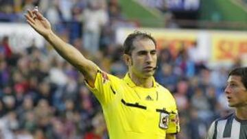 <b>DURO. </b>Delgado Ferreiro sanciona fuerte las acciones bruscas y su fuerte es el dominio de las áreas.