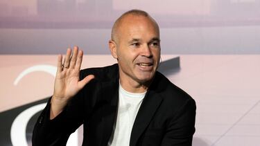 El futbolista Andrés Iniesta durante la rueda de prensa que ofrece este martes en Barcelona en la que explica sus planes de futuro.