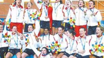 <b> LOCURA EN VÍCAR. </b>El espectacular triunfo en la final de balonmano ante la selección de Serbia enloqueció a la afición española que llenaba el pabellón almeriense.