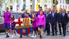 Barcelona y Espanyol honran la Diada con su tradicional ofrenda floral