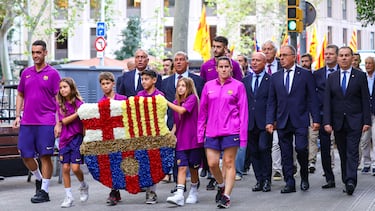 11/9/25 LIGA EA SPORT. 
OFRENDA FLORAL EN EL MONUMENTO A RAFAEL CASANOVA POR LA DIADA DE CATALUNYA. 
COMITIVA FC BARCELONA
