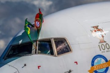 La selección de Portugal llega en un avión de euroAtlantic Airways al aeropuerto de ViraCopos, en Campinas (Brasil). 