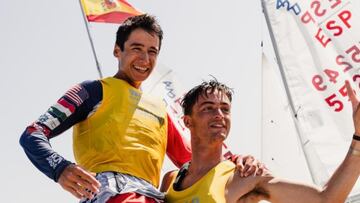 Pol Mateu y Alejandro de Maqua celebrando el título mundial en el RCR Alicante. Andrea Lelli/Mundial 420