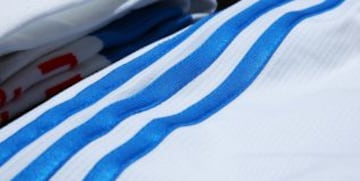 Adidas presenta la segunda equipación de Rusia para el Mundial de Brasil 2014. La característica innovadora del uniforme es su increíble ligereza. El peso neto del conjunto uniforme es sólo 320 gramos, que es 40% más ligero que el anterior en 2012 (510 gramos).