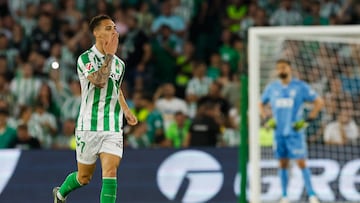 SEVILLA, 23/05/2025.- El delantero del Betis Antony dos Santos celebra tras marcar ante el Valencia, durante el partido de la última jornada de LaLiga de fútbol que Real Betis y Valencia CF disputan este viernes en el estadio Benito Villamarín, en Sevilla. EFE/Julio Muñoz