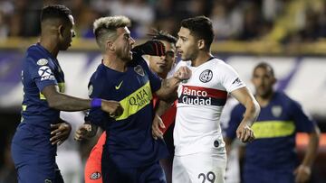 Boca Juniors&#039; Colombian forward Sebastian Villa (L) and defender Julio Buffarini (2nd-L) argue with San Lorenzo&#039;s midfielder Victor Salazar (R) during their Argentina First Division Superliga football match at La Bombonera stadium, in Buenos Aires, on March 9, 2019. (Photo by ALEJANDRO PAGNI / AFP)