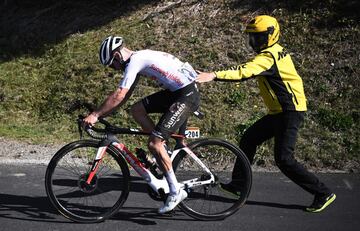 El ciclista suizo del Sunweb es ayudado a levantarse tras sufrir una caída 