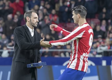 El ex jugador ha recibido en el Wanda Metropolitano un emotivo y merecido homenaje del Atleti, al que se ha sumado el Osasuna, equipo en el que también jugó. En la foto, Juanfran saluda a Morata. 