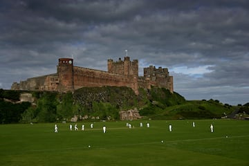 Este impresionante estadio est situado frente al Castillo de Bamburgh, una imponente fortaleza medieval localizado en la costa de Bamburgh en el condado de Northumberland, Inglaterra.