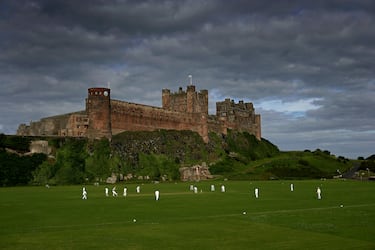 Este impresionante estadio está situado frente al Castillo de Bamburgh, una imponente fortaleza medieval localizado en la costa de Bamburgh en el condado de Northumberland, Inglaterra.