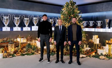 Florentino Pérez, presidente del Real Madrid junto a Fede Valverde y Dani Carvajal, capitanes del Real Madrid.