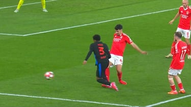 M¨¢s pol¨¦mica: penalti a favor del Bar?a tras ¡°dejarse caer¡±