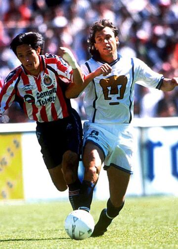 Futbolista originario de Argentina, jugó un año con los Pumas de la UNAM y se le recuerda por su falta de gol. 