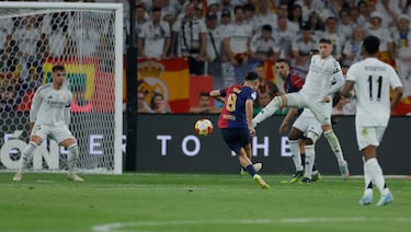 1-0. Pase atrás de Lamine Yamal dentro del área del Real Madrid para Pedri, que llega a la frontal del área y saca un disparo con rosca a la escuadra. imparable para Thibaut Courtois.