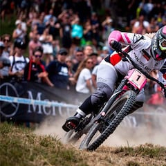 Amaury Pierron y Tracey Hannah suben a lo más alto del pódium en Les Gets