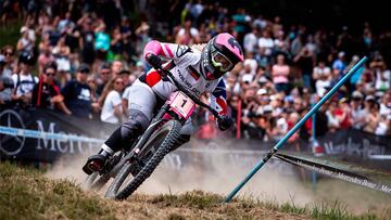 Tracey Hannah bajando por la pista de Les Gets a todo trapo. 