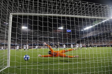 0-1. Miralem Pjanić marcó el primer gol de penalti.