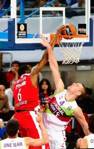 Dunston, del Olympiacos, machaca ante Colton Iverson, del Baskonia.