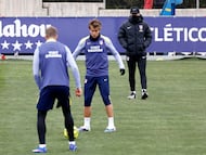 Simeone, con Sorloth y Barrios en un entrenamiento del Atlético.