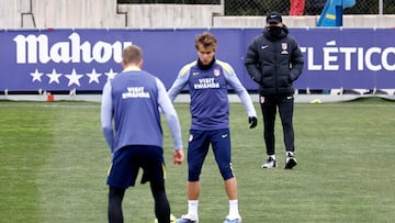Simeone, con Sorloth y Barrios en un entrenamiento del Atlético.