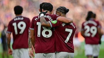 West Ham United's Portuguese midfielder #18 Mateus Fernandes (2L) celebrates scoring the team's third goal with West Ham United's Dutch striker #07 Crysencio Summerville during the English Premier League football match between West Ham United and Sunderland at the London Stadium in east London on January 24, 2026. (Photo by Ben STANSALL / AFP) / RESTRICTED TO EDITORIAL USE. No use with unauthorized audio, video, data, fixture lists, club/league logos or 'live' services. Online in-match use limited to 120 images. An additional 40 images may be used in extra time. No video emulation. Social media in-match use limited to 120 images. An additional 40 images may be used in extra time. No use in betting publications, games or single club/league/player publications. /