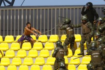 En febrero del 2014, hinchas de Santiago Wanderers se enfrentan a carabineros durante el partido de primera division contra la U en el Lucio Fariña de Quillota.


Football, Santiago Wanderers vs Universidad de Chile. 
Sixth date, Closure Championship 2014. 
Santiago Wanderers's fans clash with riot police during the first division football match against vs Universidad de Chile held at Bicentenario Lucio Farina stadium in Quillota, Chile. 
09/02/2014.
Claudio Santana/Photosport 
