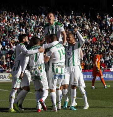 Los jugadores celebran el 1-0 de Ghilas. 