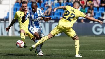 El jugador del Leganés Rolan intenta irse de Layún y Raba durante el partido de la cuarta jornada de liga de Primera División que enfrentó a Leganés y Villarreal en el estadio de Butarque.