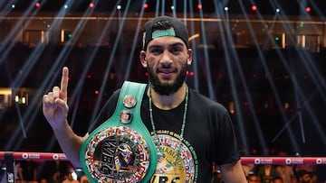 Hamzah Sheeraz posa con su cinturón sobre el ring.