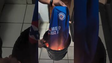 Cansado de tantas desilusiones: quema su camiseta del Cruz Azul tras nueva eliminación