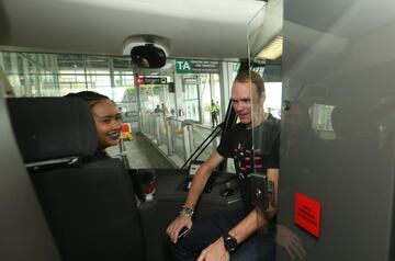 Chris Froome y Rigoberto Urán recorrieron algunos sectores de la ciudad de Medellín en el Tranvía de Ayacucho y en el Metrocable, en compañía del alcalde de la ciudad, Federico Gutiérrez, previo a lo que será el Giro de Rigo que se llevará a cabo este domingo 4 de noviembre.