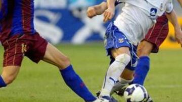 <b>DESAPARECIDO. </b>Nino trata de salir de la presión ejercida por los jugadores del Huesca Camacho y Ripa. El punta careció de acierto.