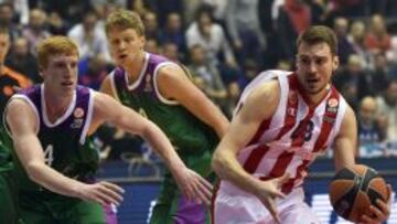 Marko Guduric supera a Alberto Diaz y Mindaugas Kuzminskas.