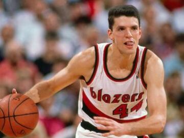 "El genio de Sibenik" fue uno de los mejores basquetbolistas de la historia. Su leyenda pudo ser mayor de no ser por el fatal accidente vial que sufrió en Alemania cuando tenía 28 años. Despuntó con el Cibonia Zagreb, equipo en el que llegó a registrar un partido de 100 puntos, brilló con el Real Madrid y saltó a la NBA; quedó a deber con los Blazers pero hipnotizó a la liga con los Nets. Jugó con dos selecciones: Croacia y Yugoslavia, a causa del conflicto en los Balcanes. Su impecable mecánica de tiro lo volvió una pesadilla para sus rivales. Pudo ser el mejor de la historia.