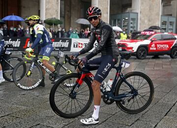 Egan Bernal antes de comenzar la cuarta etapa 