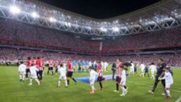 IMPONENTE ESCENARIO. Los futbolistas del Athletic y del Shakhtar saltan a San Mamés antes del partido de Champions.