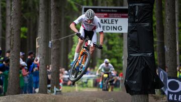 Van der Poel salta con su mountain bike.